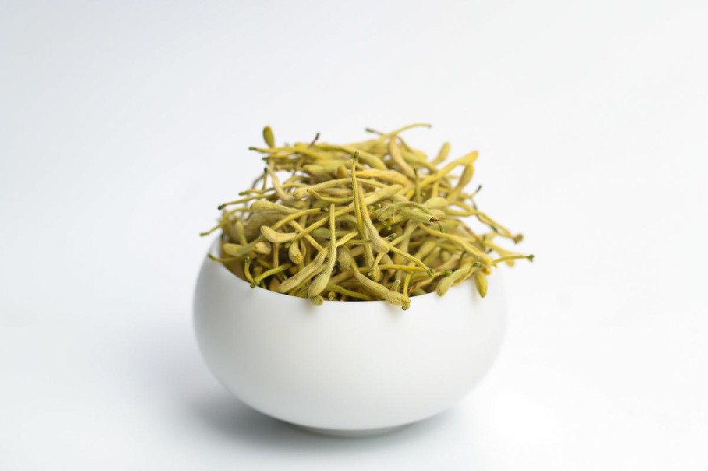 屁屁长痘痘？金银花茶抚平毛囊炎